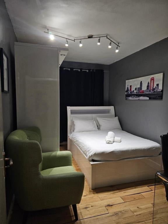 Room Rideout Street in Greater London
