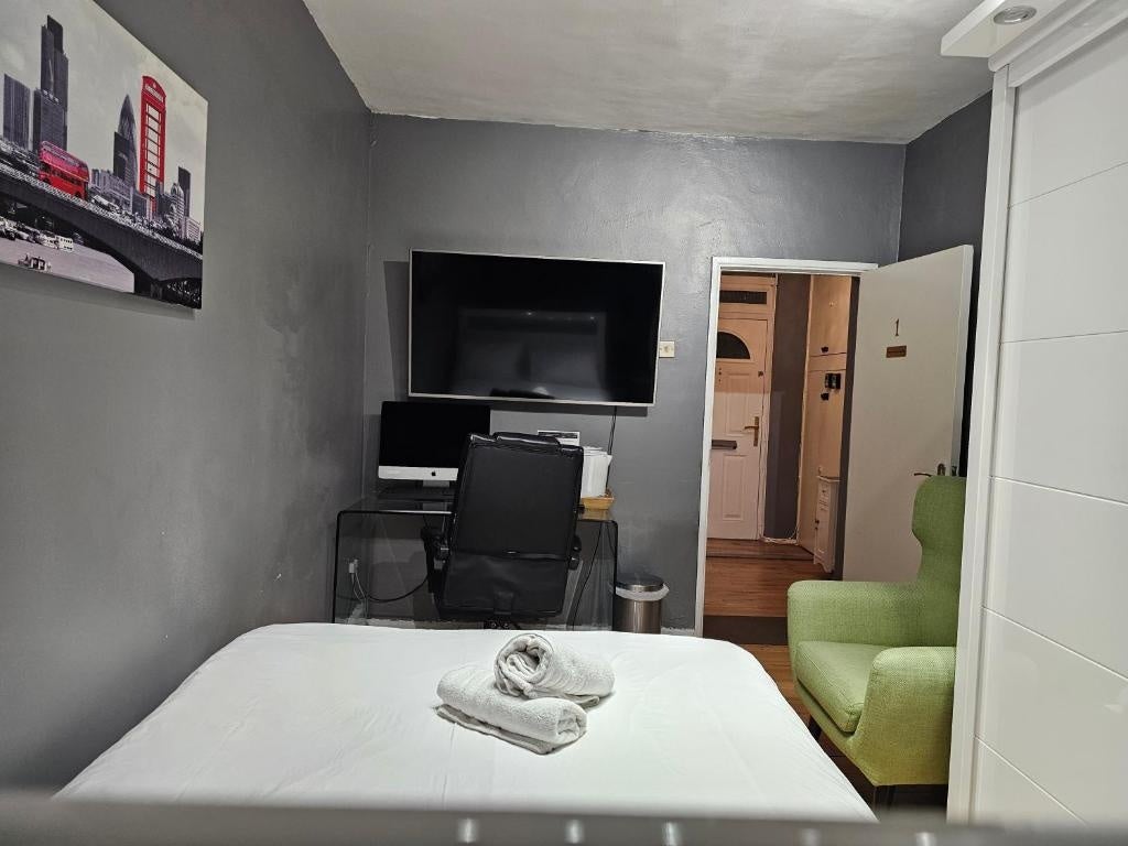 Room Rideout Street in Greater London