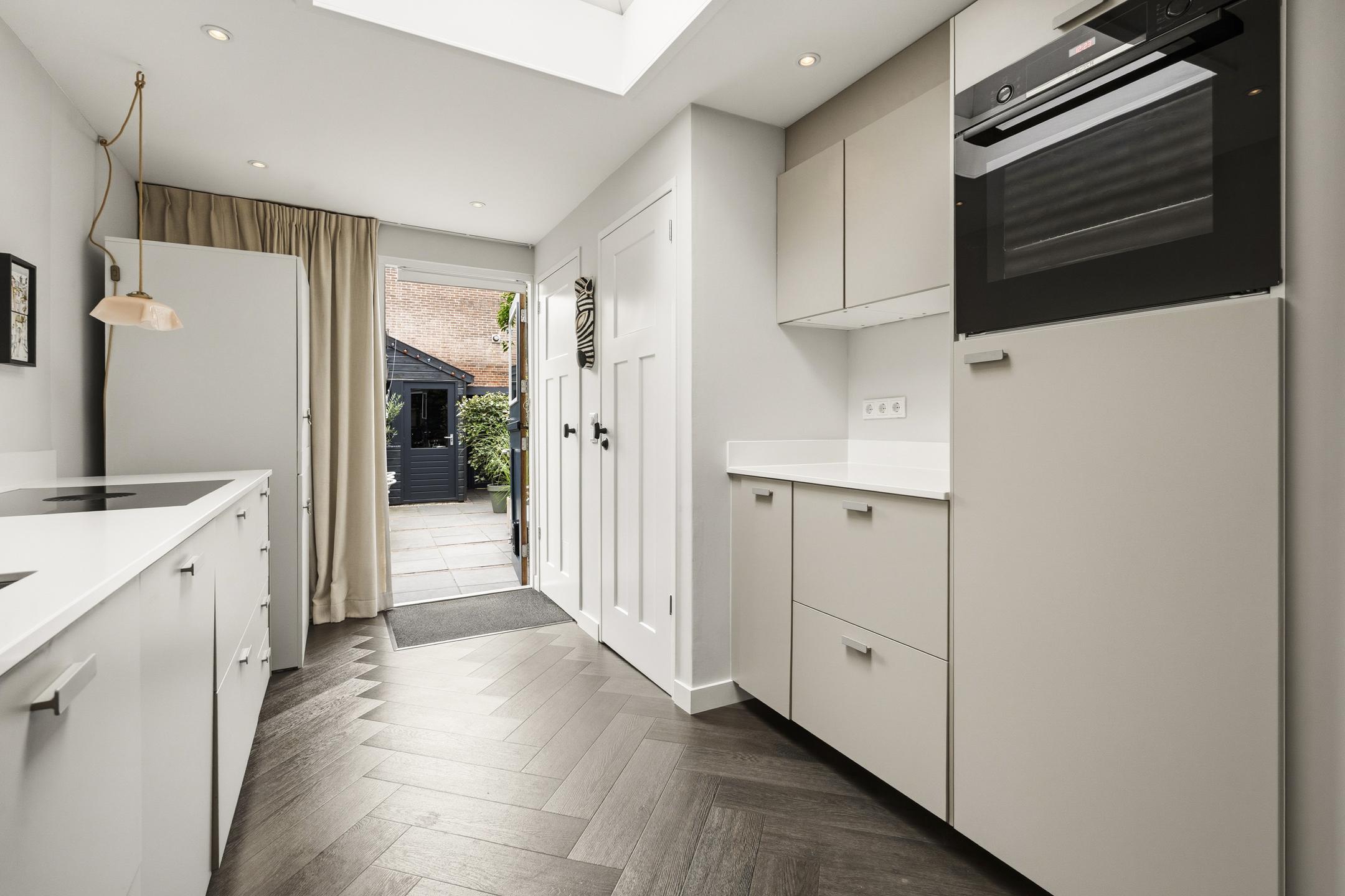 Hoekwoning te koop: Emmastraat 2, Weesp
