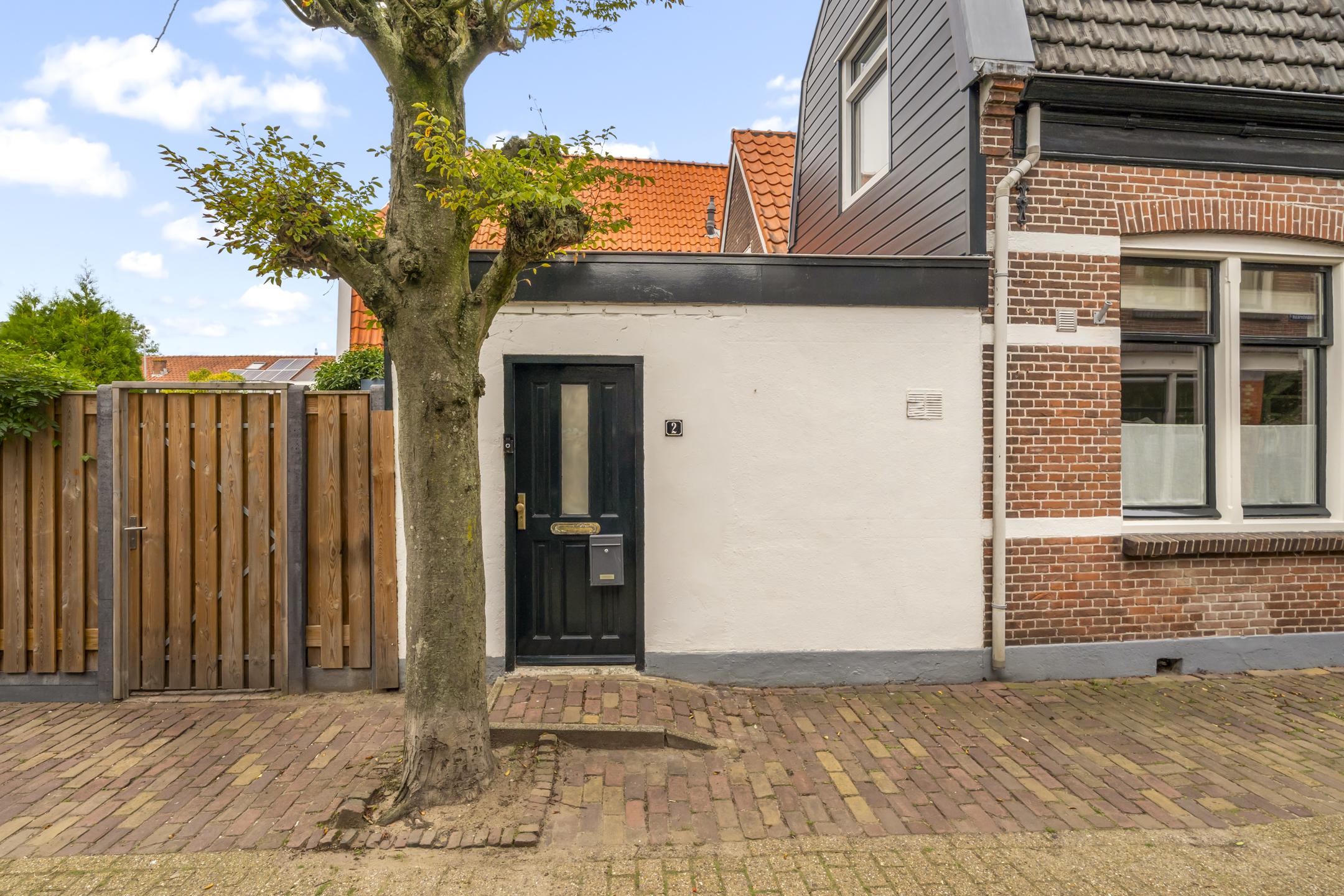 Hoekwoning te koop: Emmastraat 2, Weesp