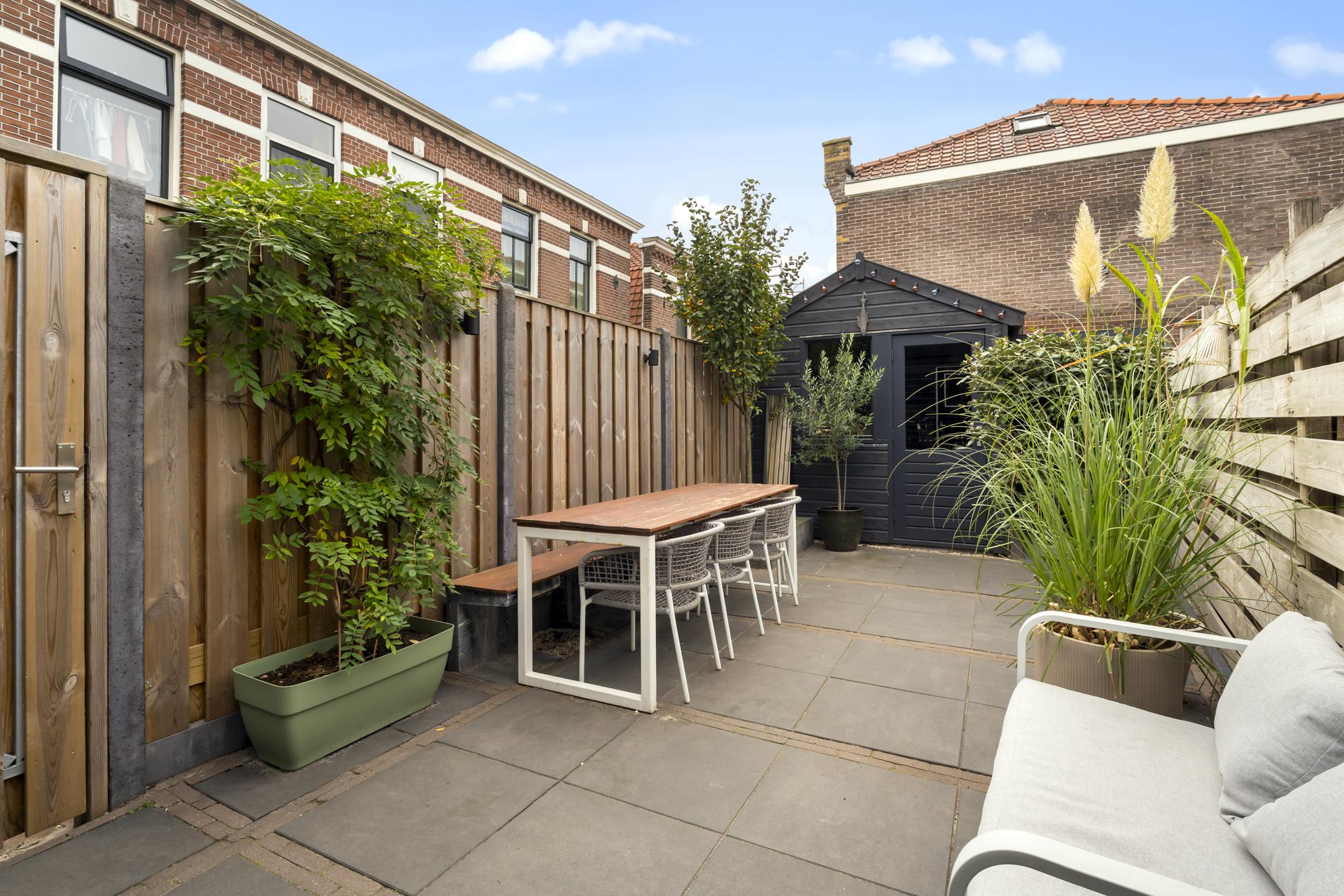 Hoekwoning te koop: Emmastraat 2, Weesp