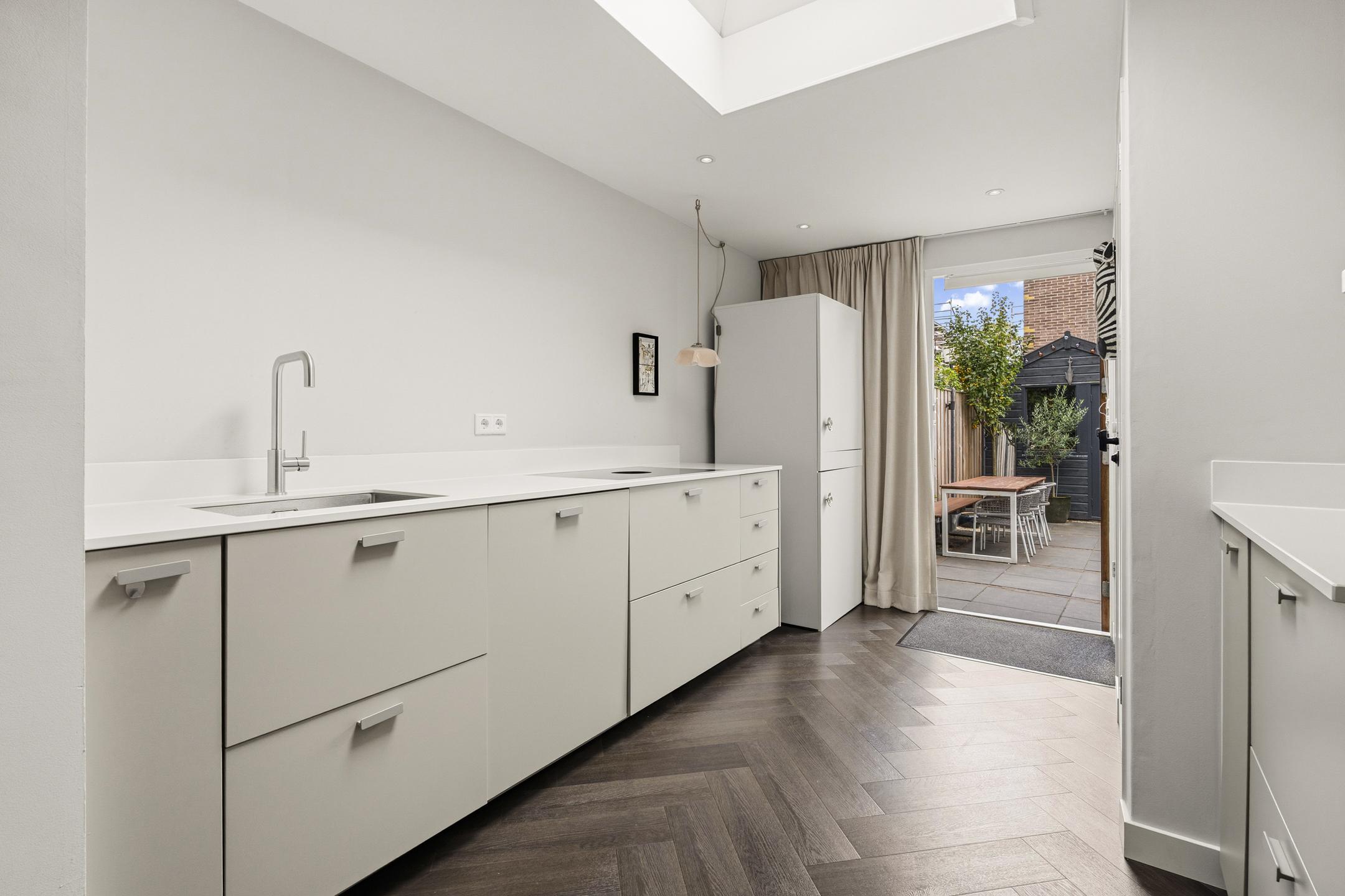 Hoekwoning te koop: Emmastraat 2, Weesp