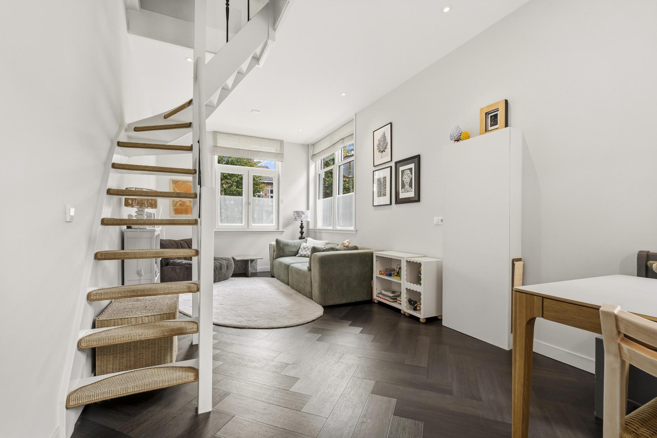 Hoekwoning te koop: Emmastraat 2, Weesp