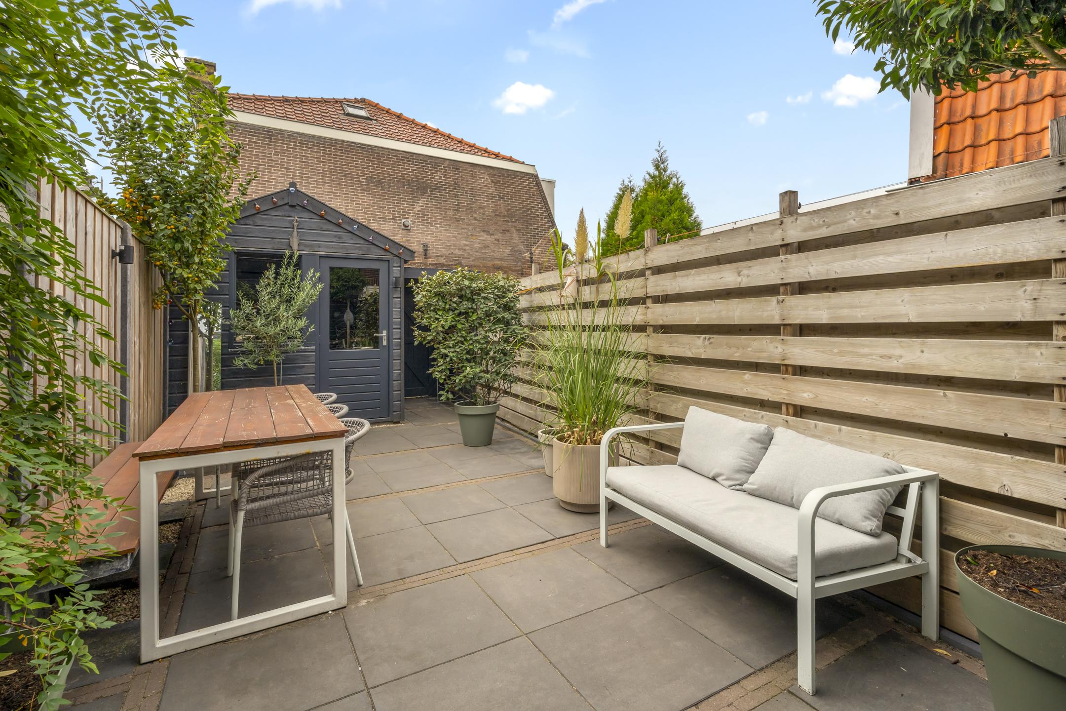 Hoekwoning te koop: Emmastraat 2, Weesp