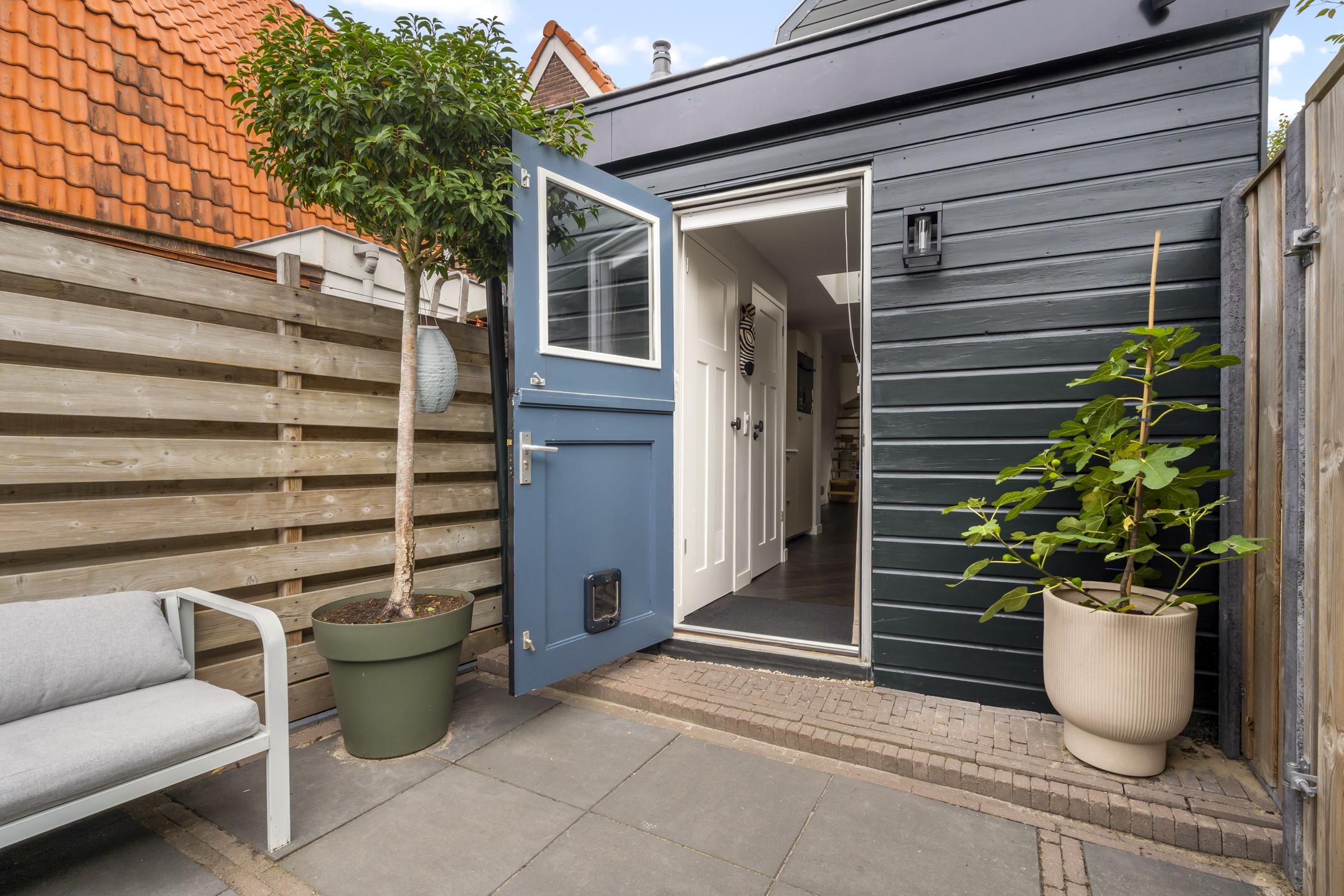 Hoekwoning te koop: Emmastraat 2, Weesp