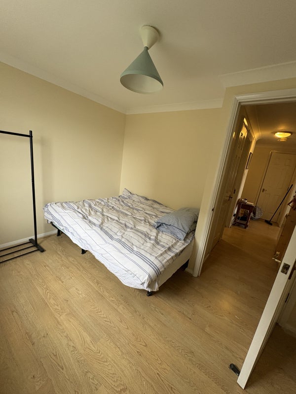 Flat Jardine Road in Greater London