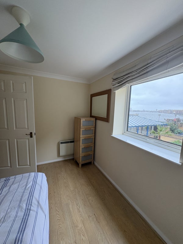 Flat Jardine Road in Greater London