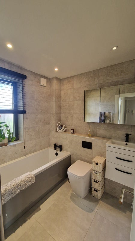 Room Bath Close in Greater London