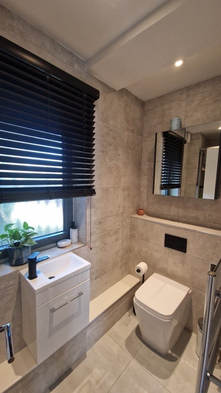 Room Bath Close in Greater London
