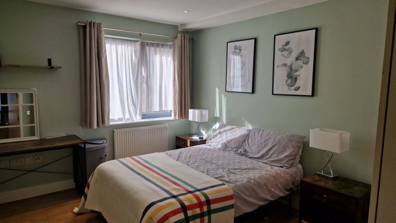 Room Bath Close in Greater London