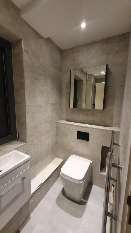 Room Bath Close in Greater London