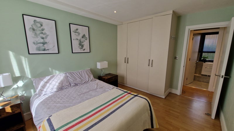 Room Bath Close in Greater London