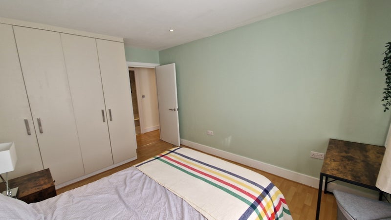 Room Bath Close in Greater London