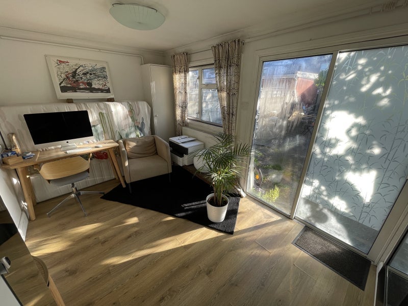 Room Meanley Road in Greater London