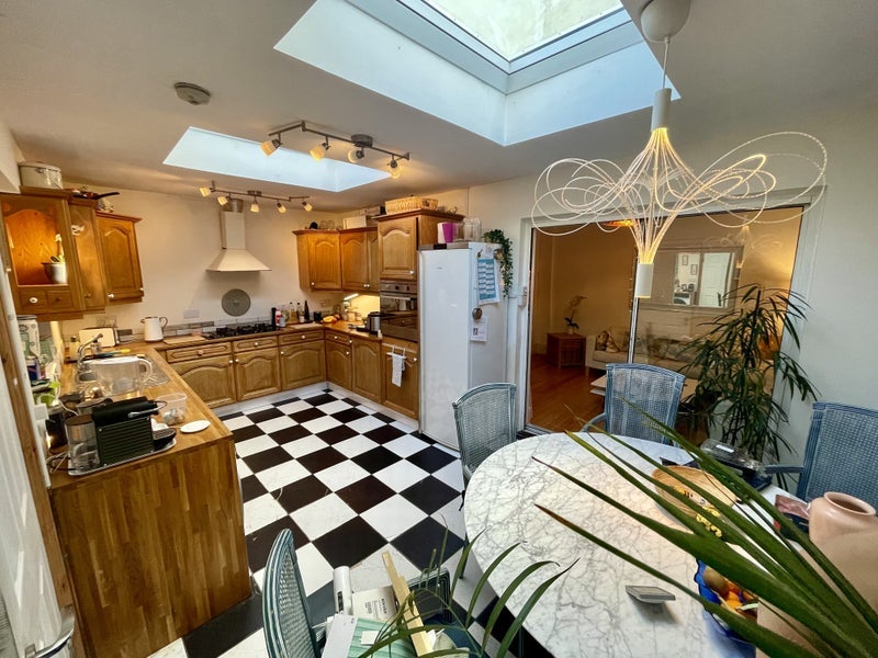 Room Meanley Road in Greater London