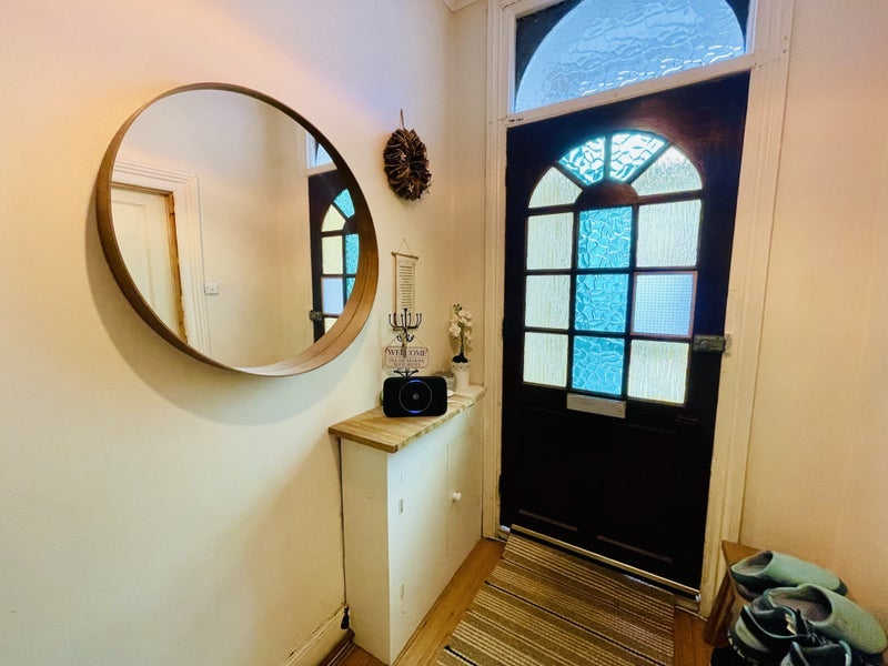 Room Meanley Road in Greater London