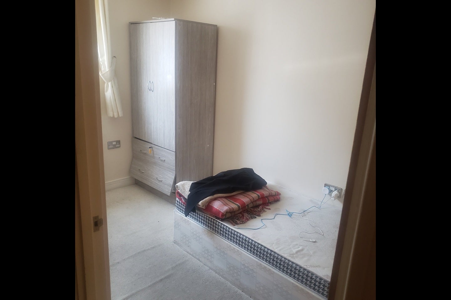 Room Newport Avenue in Greater London