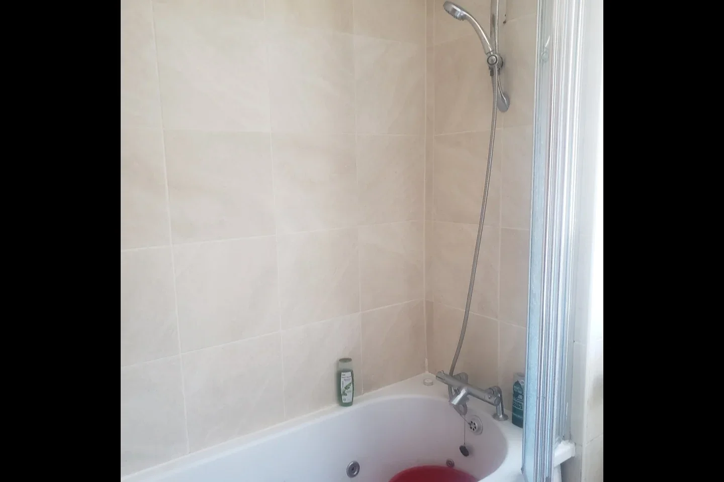 Room Newport Avenue in Greater London