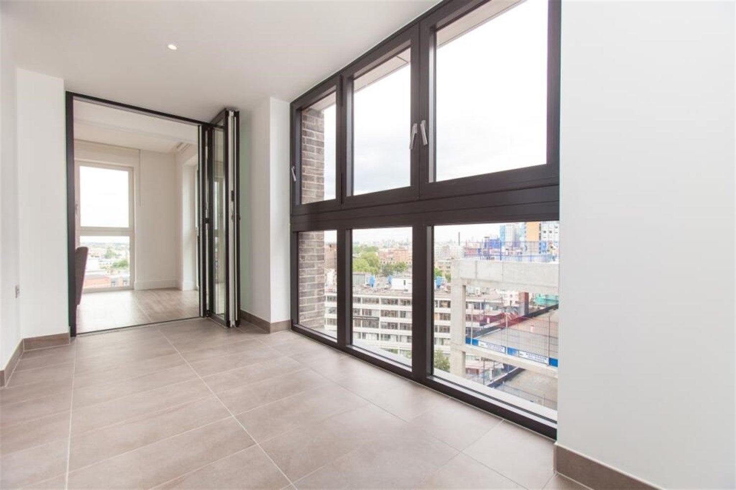 Flat New Drum Street in Greater London