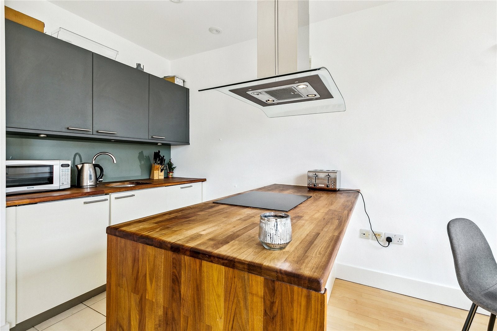Flat Earl's Court Road in Greater London