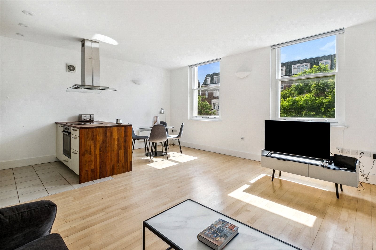 Flat Earl's Court Road in Greater London