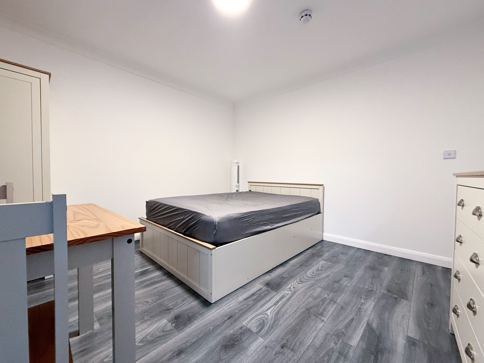 Room Kingsley Road in London
