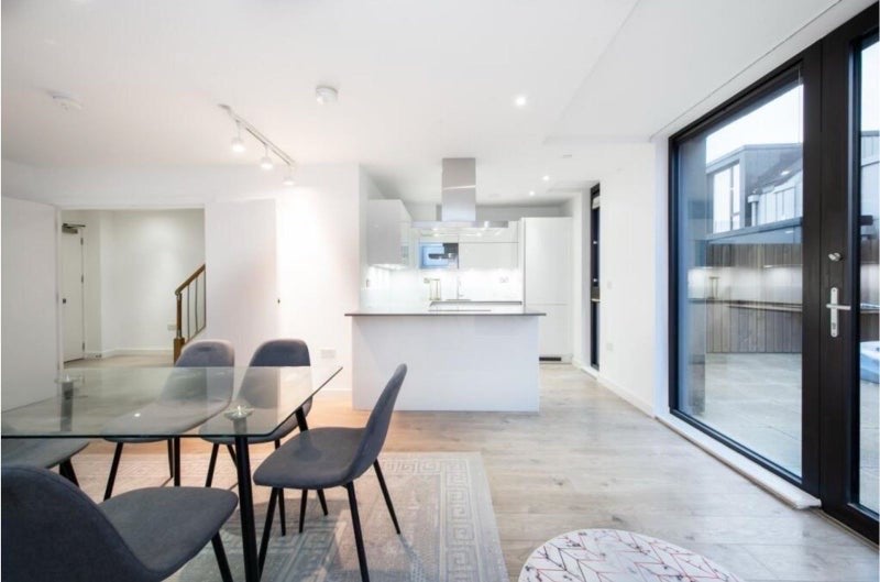 Room Forrester Way in Greater London