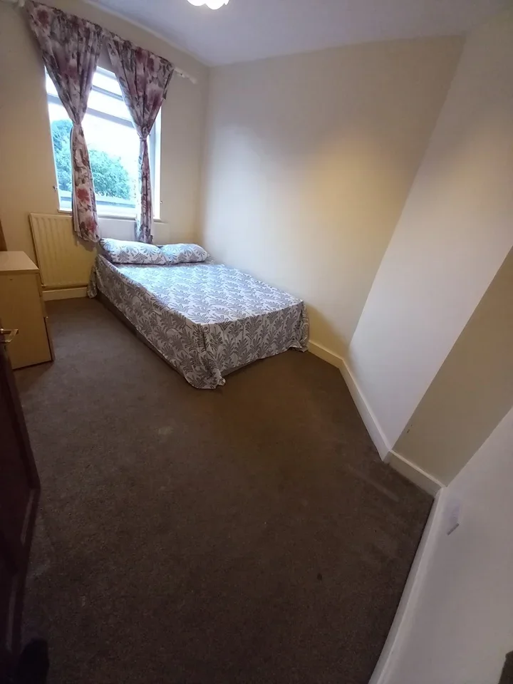 Room Densworth Grove in Greater London