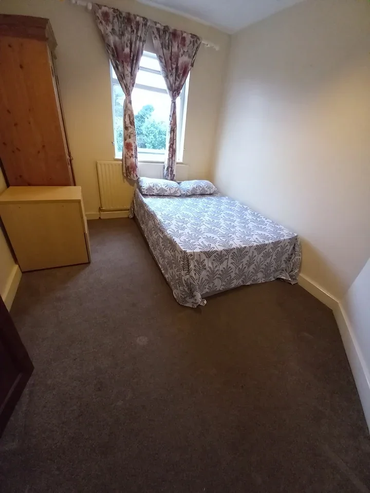 Room Densworth Grove in Greater London