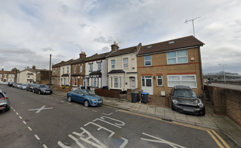 Flat North Circular Road in Greater London