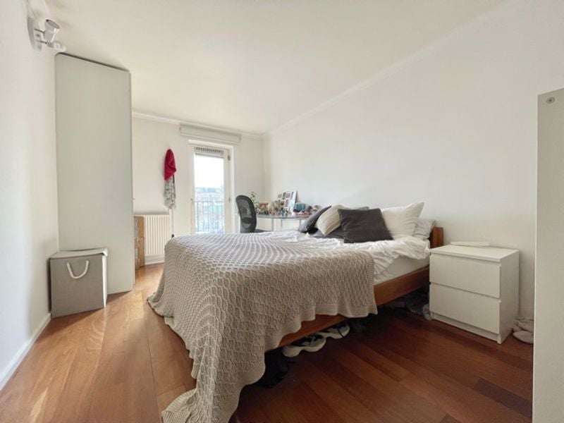 Flat Queen of Denmark Court in Greater London