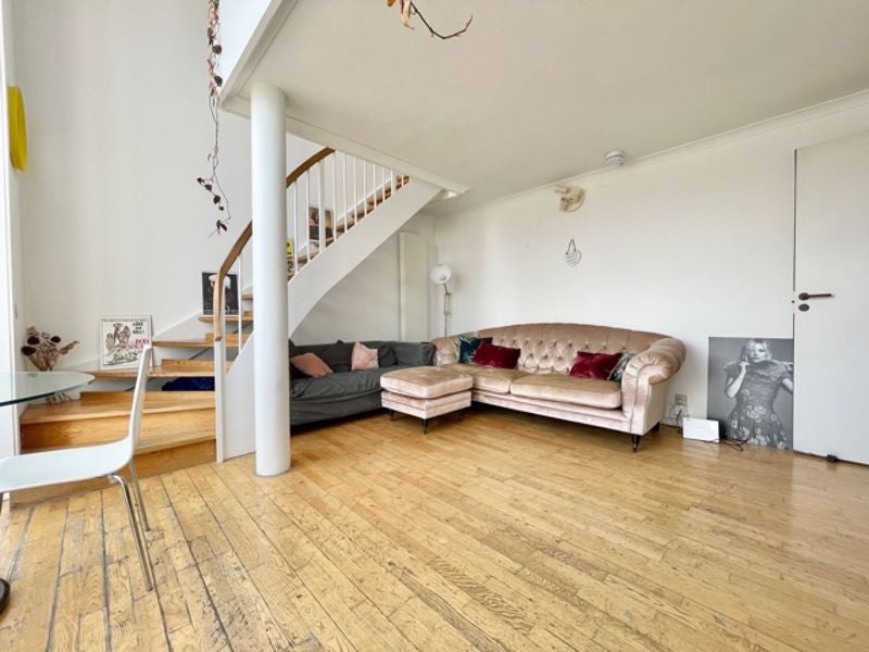 Flat Queen of Denmark Court in Greater London