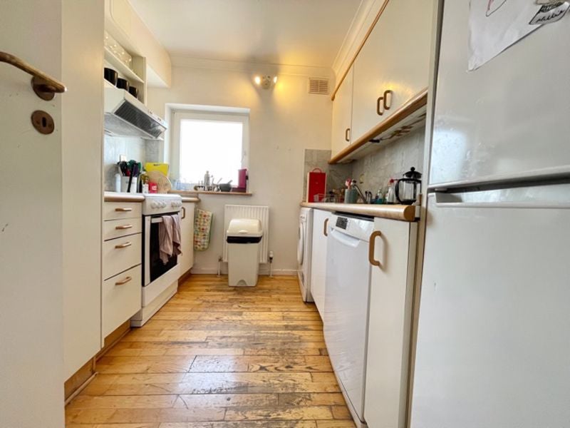 Flat Queen of Denmark Court in Greater London