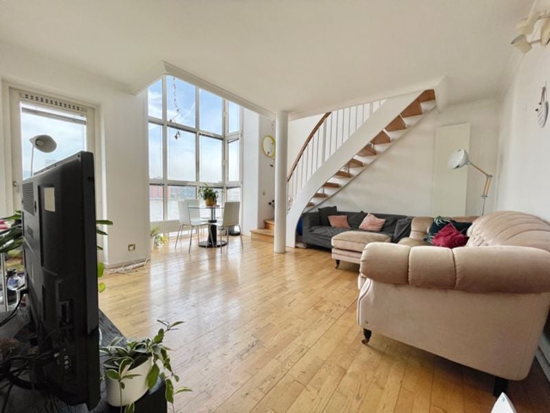 Flat Queen of Denmark Court in Greater London