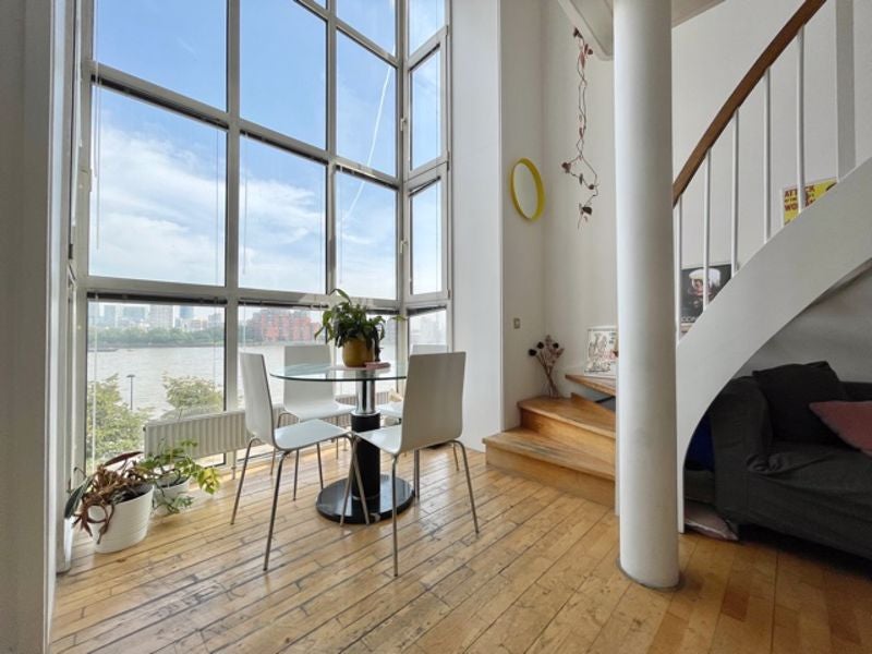 Flat Queen of Denmark Court in Greater London