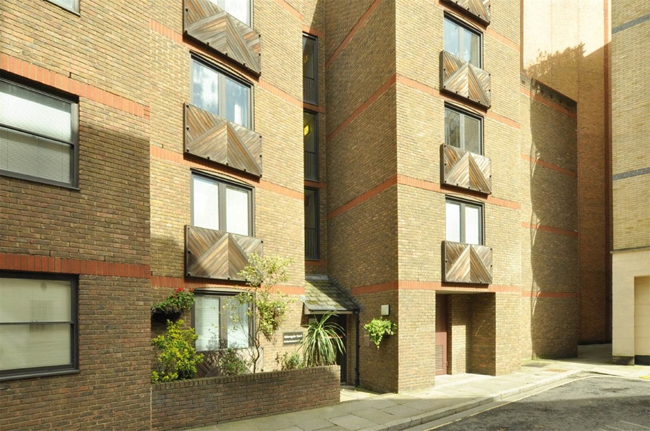 Flat Bartholomew Close in City of London