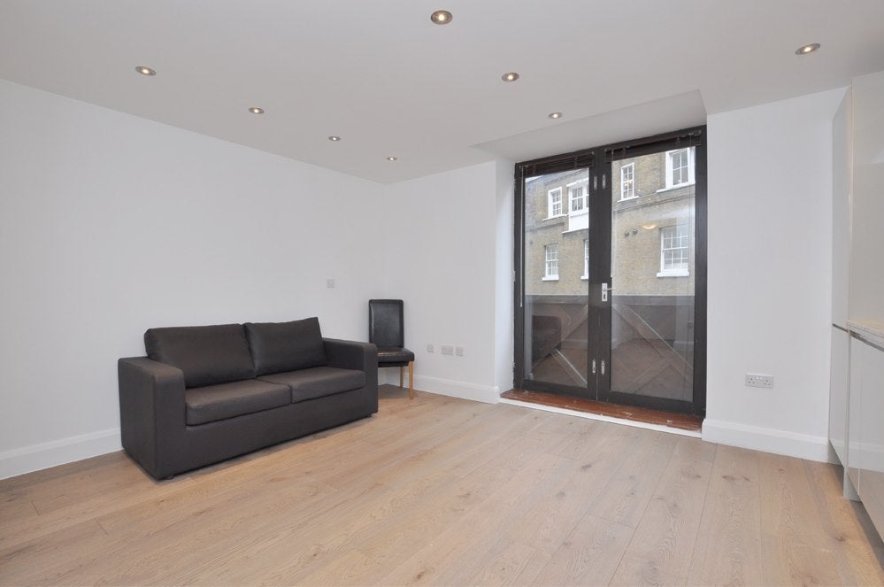 Flat Bartholomew Close in City of London