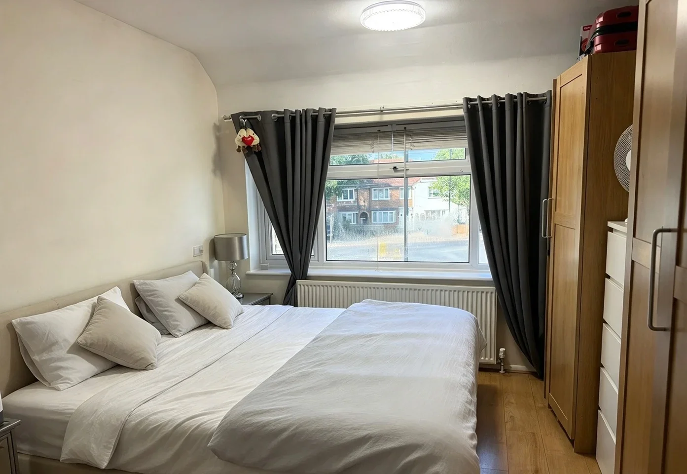 Room Overbury Crescent in Greater London