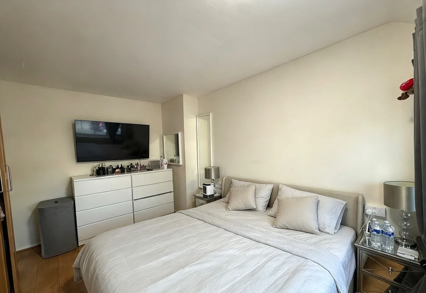 Room Overbury Crescent in Greater London