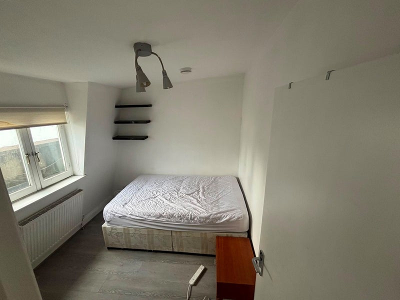 Room City Road in Greater London