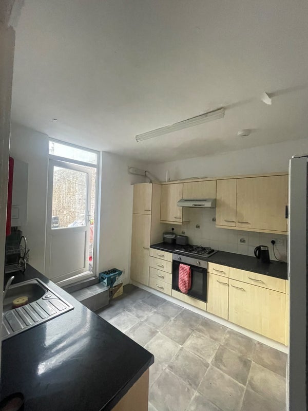 Room City Road in Greater London