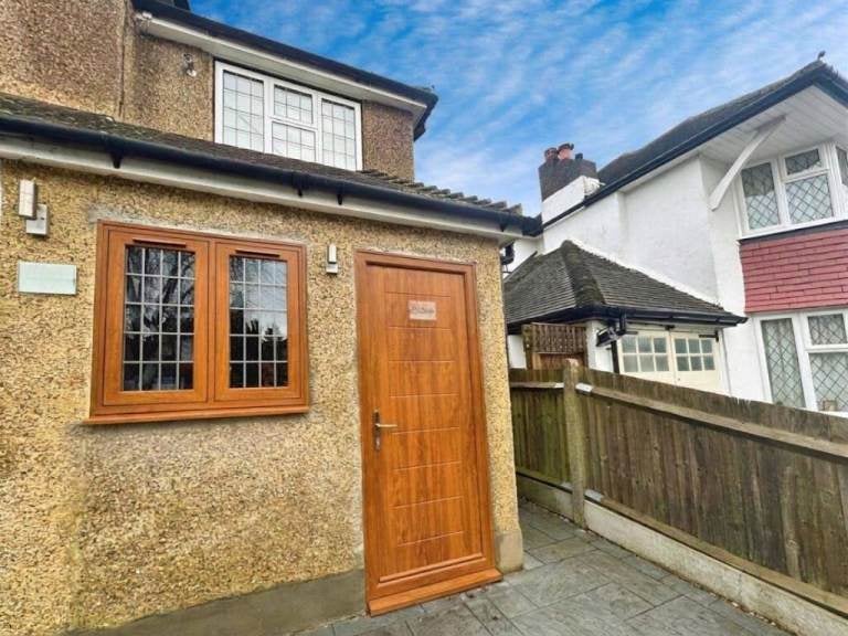 Flat Banstead Road South in Greater London