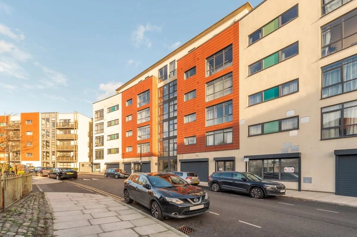 Flat Copenhagen Place in Greater London