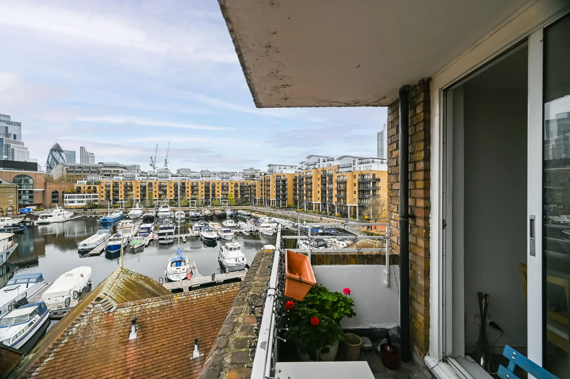 Flat Burr Close in Greater London