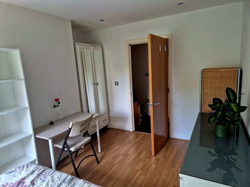 Room Booth Road in Greater London