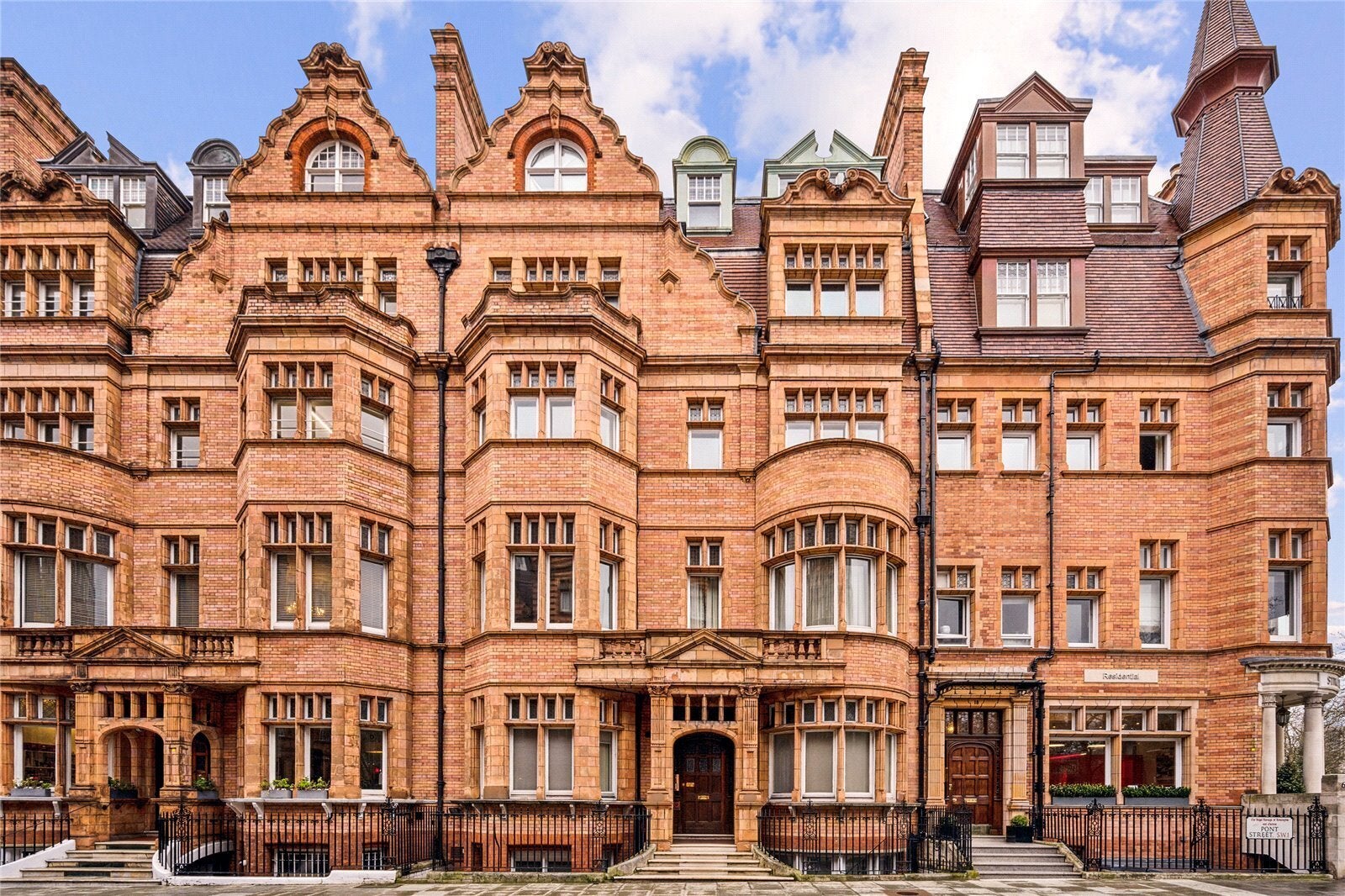 Flat Pont Street in Greater London