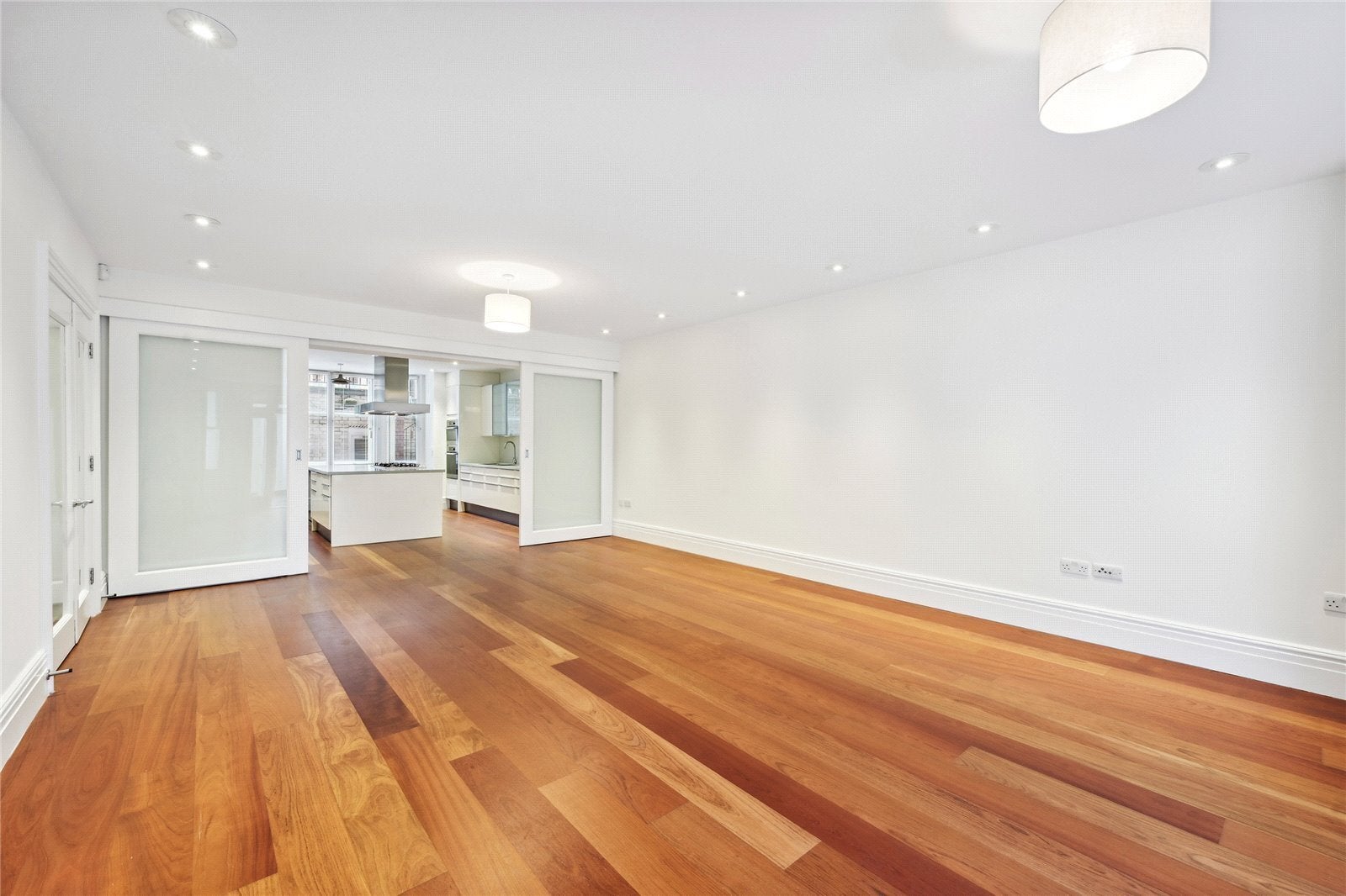 Flat Pont Street in Greater London