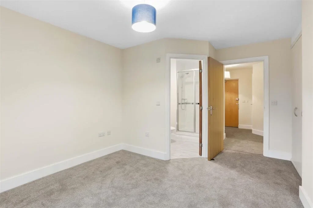 Flat Albion Road in Greater London
