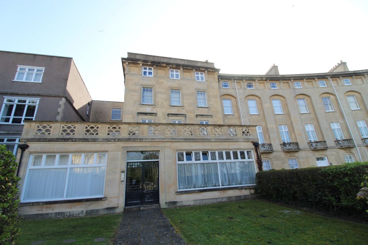 Flat Royal Crescent in Weston-super-Mare