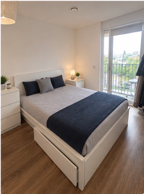 Flat Elmira Way in Salford